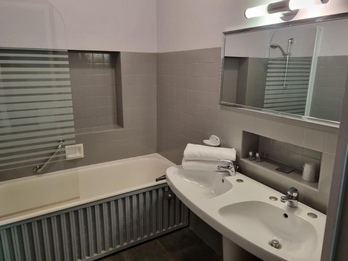 Hotel Le Comty Feurs Buitenkant foto