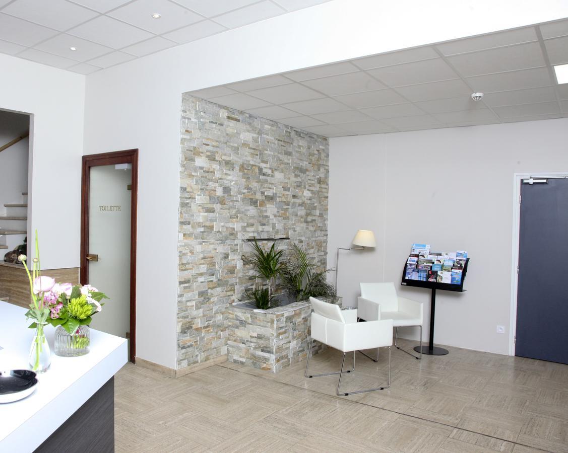 Hotel Le Comty Feurs Buitenkant foto