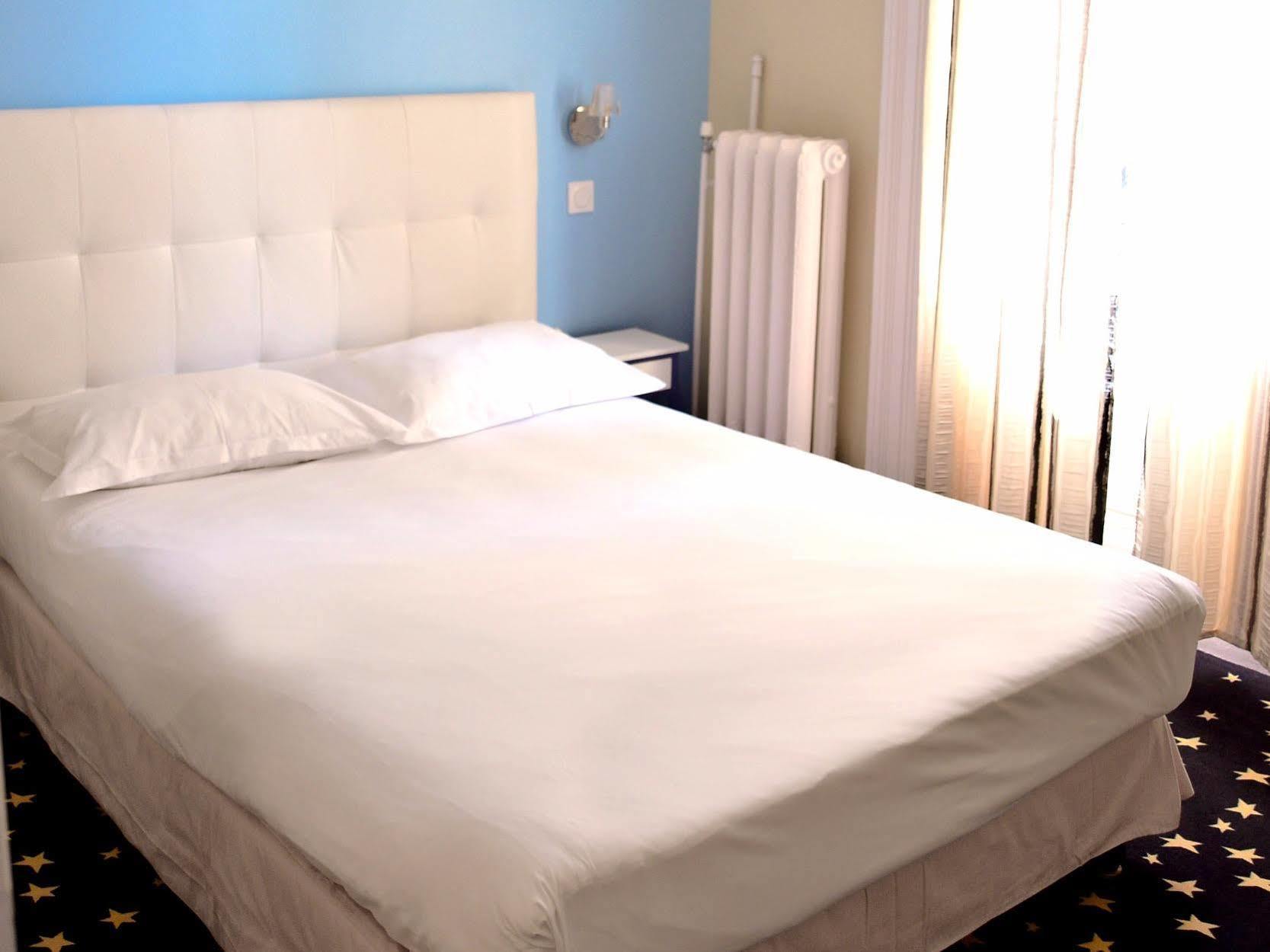 Hotel Le Comty Feurs Buitenkant foto