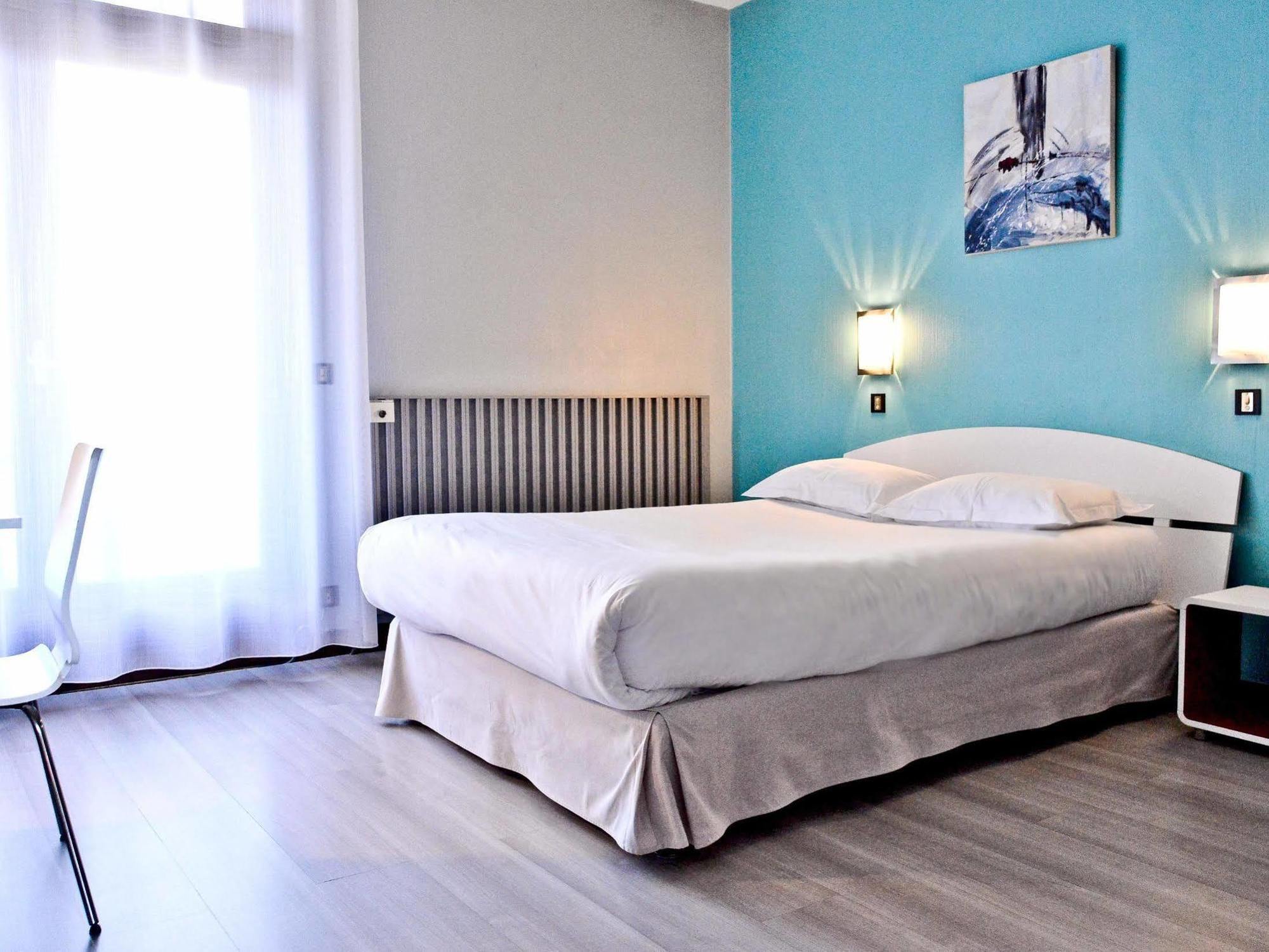 Hotel Le Comty Feurs Buitenkant foto