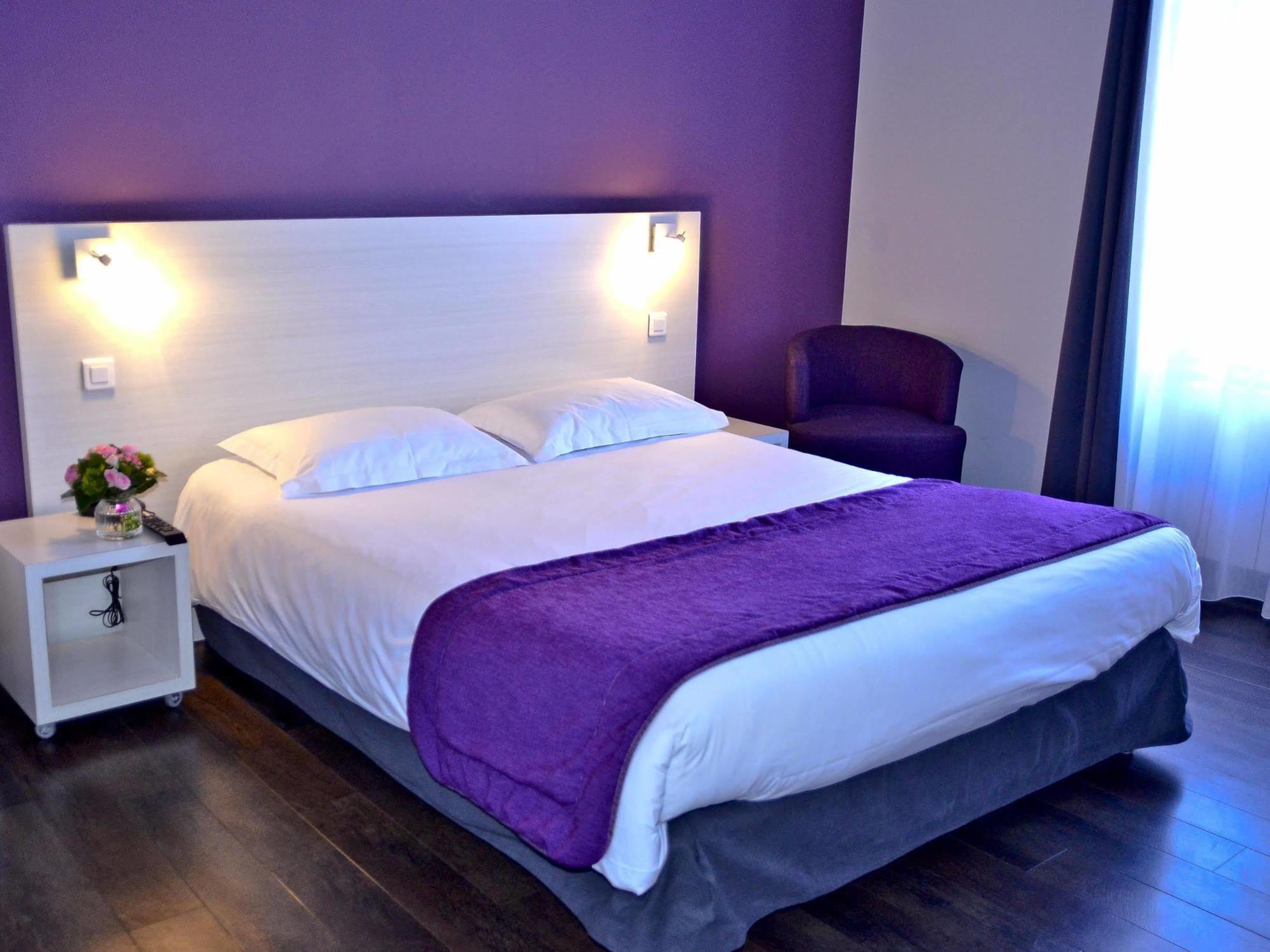 Hotel Le Comty Feurs Buitenkant foto
