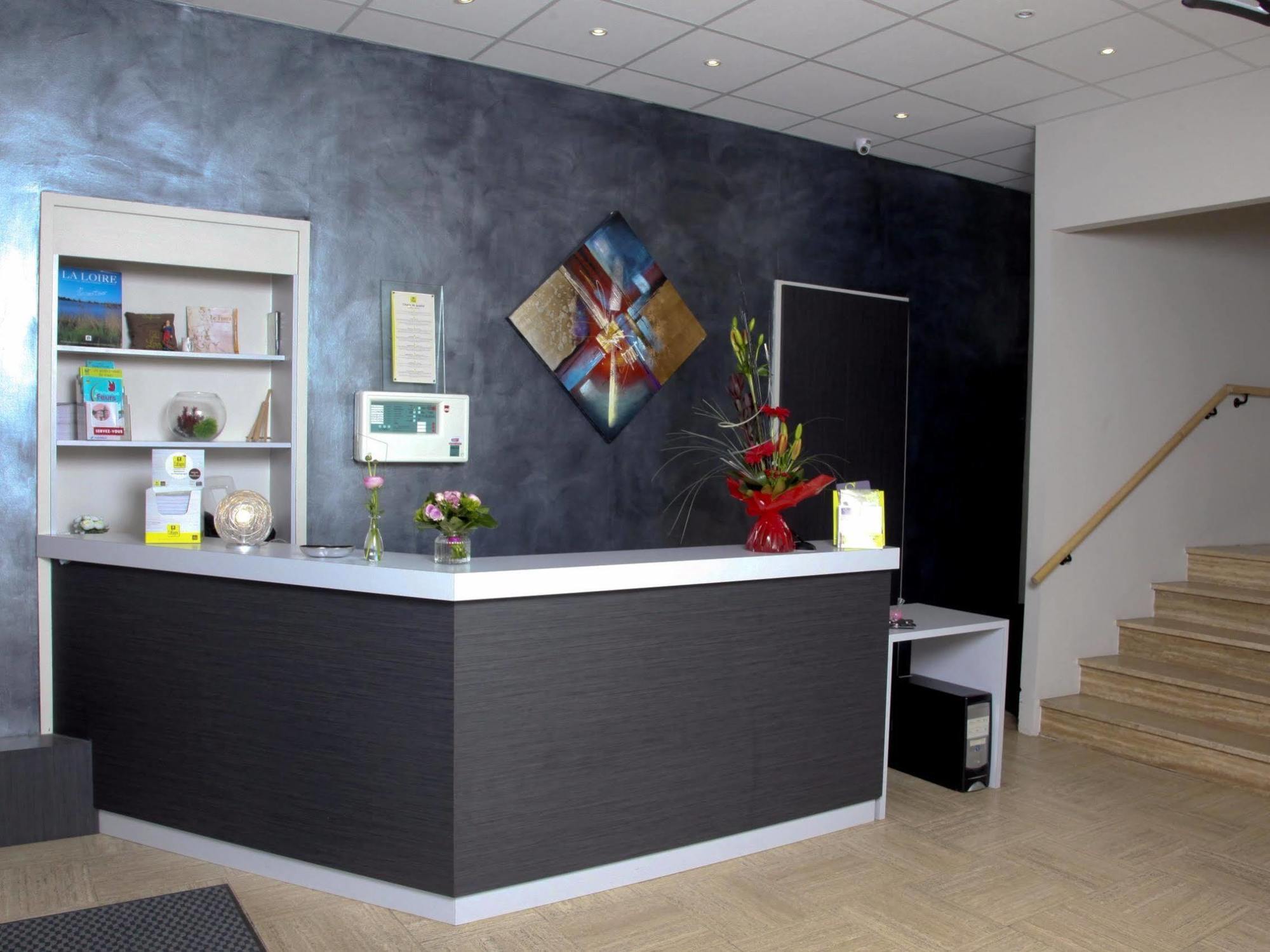 Hotel Le Comty Feurs Buitenkant foto